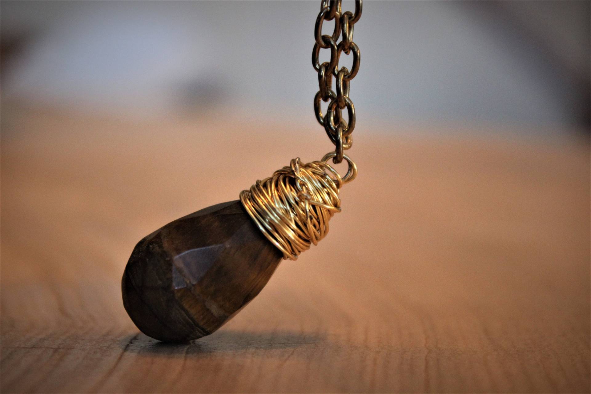 Gold Draht Gewickelt Halskette Mit Braunen Stein Teardrop Anhänger von IntrospectionJewelry