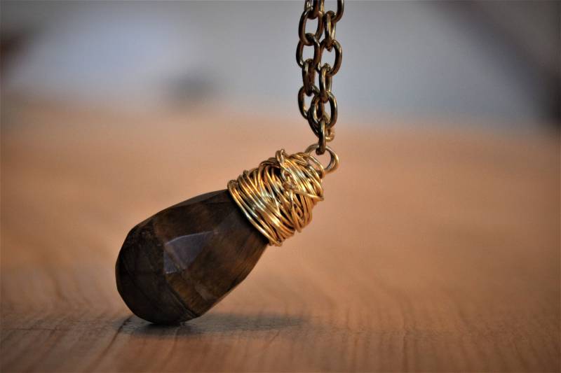 Gold Draht Gewickelt Halskette Mit Braunen Stein Teardrop Anhänger Gold Draht Gewickelt Halskette Mit Braunen Stein Teardrop Anhänger von IntrospectionJewelry
