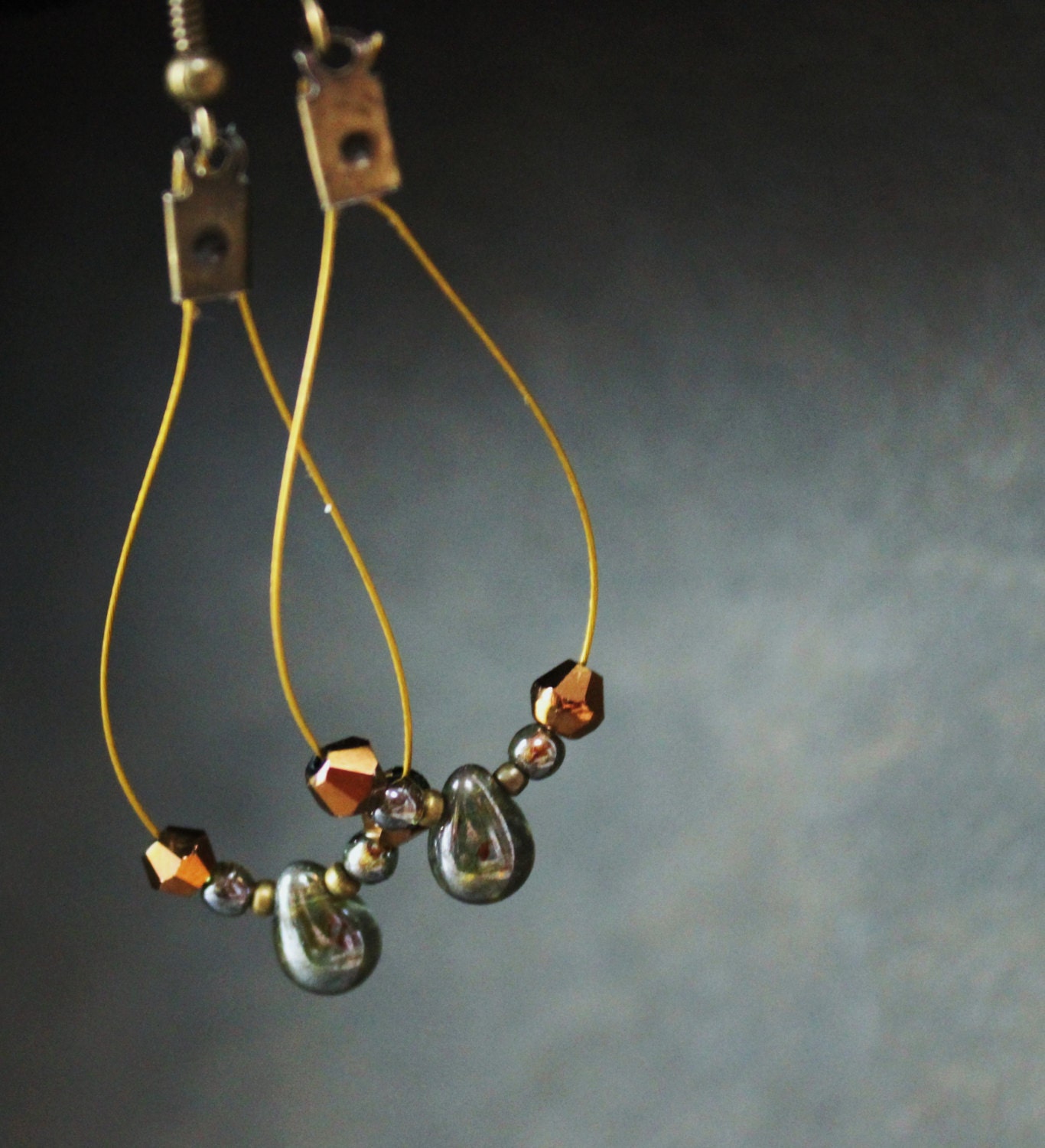 Grüne Und Braune Perlen Schleife Ohrringe Mit Gold Draht von IntrospectionJewelry