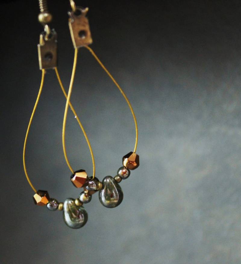 Grüne Und Braune Perlen Schleife Ohrringe Mit Gold Draht Grüne Und Braune Perlen Schleife Ohrringe Mit Gold Draht von IntrospectionJewelry
