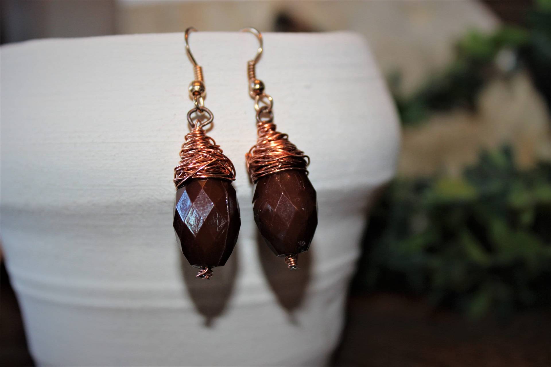 Kupferdraht Gewickelt Rote Perlenohrringe von IntrospectionJewelry