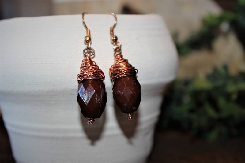 Kupferdraht Gewickelt Rote Perlenohrringe Kupferdraht Gewickelt Rote Perlenohrringe von IntrospectionJewelry