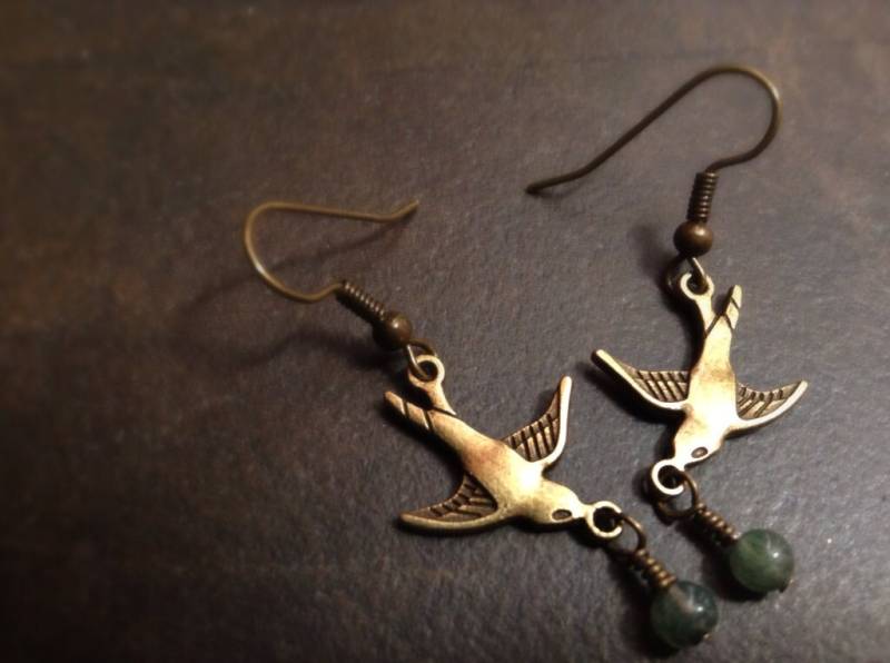 Swooping Liebe Vogel Ohrringe, Mit Jaspis Stein Perlen Swooping Liebe Vogel Ohrringe, Mit Jaspis Stein Perlen von IntrospectionJewelry