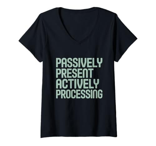Damen Hintergrundcharakter Energie Just Here for the Plot NPC T-Shirt mit V-Ausschnitt Damen Hintergrundcharakter Energie Just Here for the Plot NPC T-Shirt mit V-Ausschnitt von Introvert Neurodivergent Identity Subtle Vibe