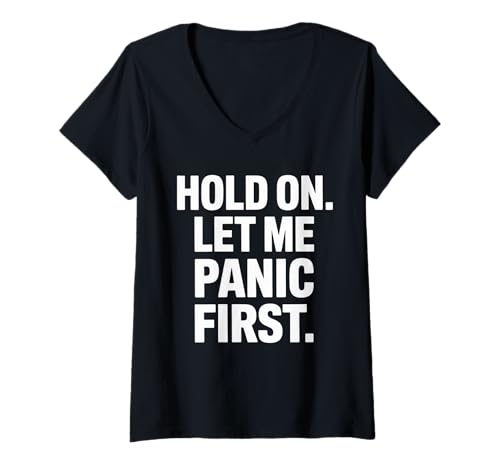 Damen Lustiger Spruch "Hold On Let Me Panic First Anxiety Joke" T-Shirt mit V-Ausschnitt Damen Lustiger Spruch "Hold On Let Me Panic First Anxiety Joke" T-Shirt mit V-Ausschnitt von Introverts Overthinkers Stress Humor Sarcasm Mood