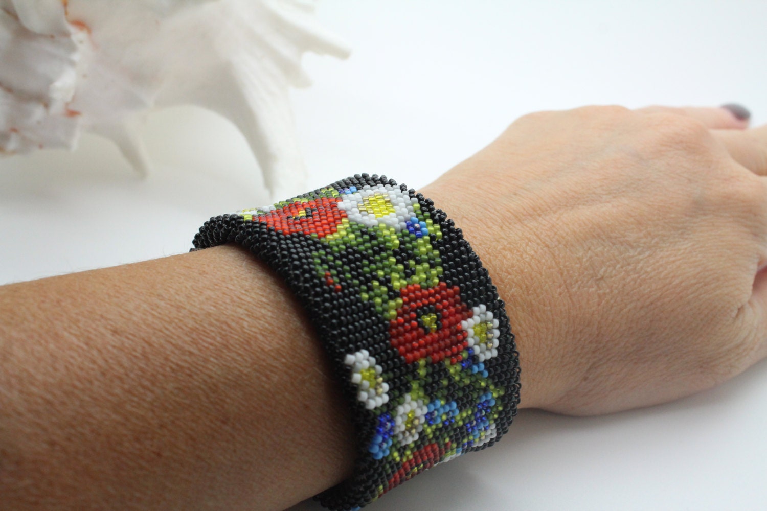 Reversible Perlen Häkeln Armband Schwarz Gold Rot Steampunk Wildblumen Ooak Einzigartige Uhr Blumen Magnetverschluss Breites Reversible Perlen Häkeln Armband Schwarz Gold Rot Steampunk Wildblumen Ooak Einzigartige Uhr Blumen Magnetverschluss Breites von Inulitka