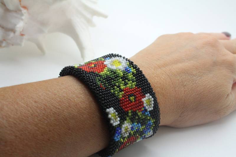 Reversible Perlen Häkeln Armband Schwarz Gold Rot Steampunk Wildblumen Ooak Einzigartige Uhr Blumen Magnetverschluss Breites Reversible Perlen Häkeln Armband Schwarz Gold Rot Steampunk Wildblumen Ooak Einzigartige Uhr Blumen Magnetverschluss Breites von Inulitka