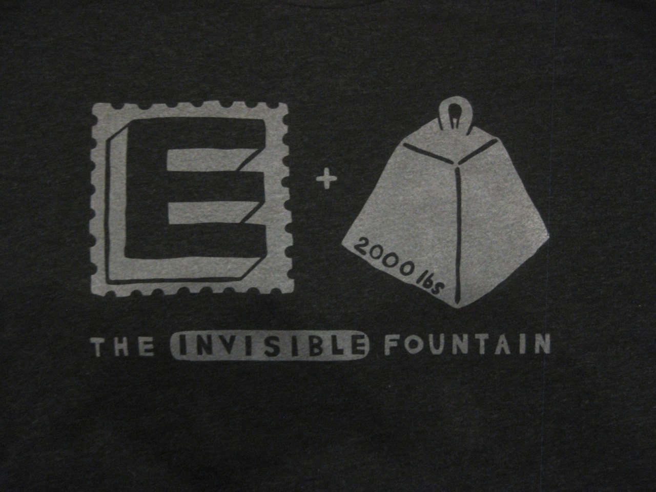 E-stempel + Ton Shirt/Der Unsichtbare Brunnen Unisex Größe Xl von InvisibleFountain