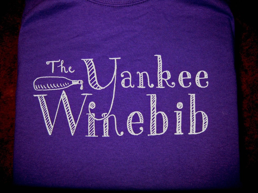 The Yankee Winebib T-Shirt Weißer Druck Auf Lila Baumwollstoff von InvisibleFountain