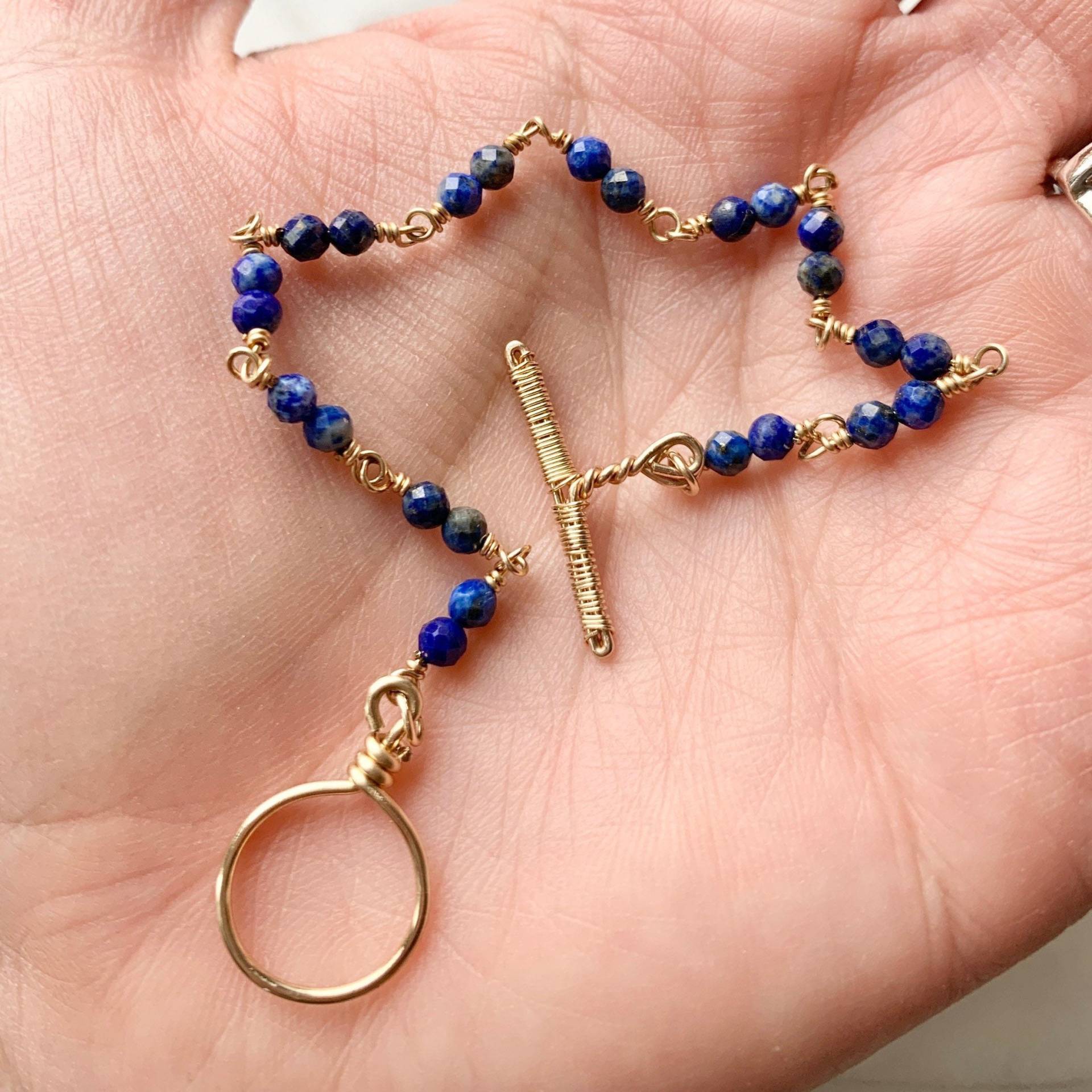 Benutzerdefinierte Gold Gefüllt Lapis Lazuli Armband Knebelverschluss September Birthstone Handmade Geburtstagsgeschenk Für Virgo Geschenk Waage Benutzerdefinierte Gold Gefüllt Lapis Lazuli Armband Knebelverschluss September Birthstone Handmade Geburtstagsgeschenk Für Virgo Geschenk Waage von InvokeJewels