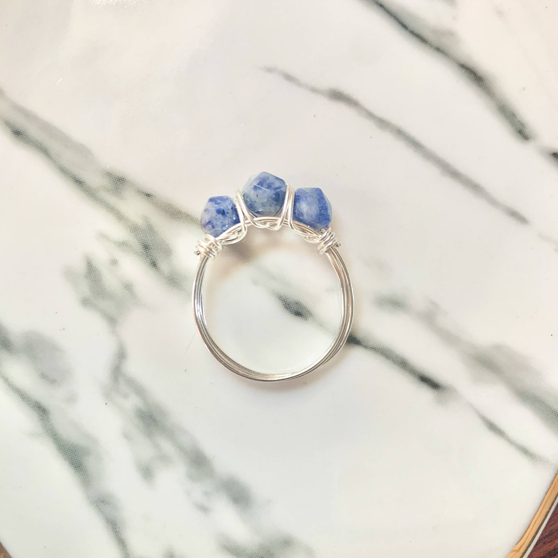 Dreistein Sodalith Ring, Draht Gewickelt Blauer Heilung Kristall Schmuck, Sterling Silber Handgemachter Edelstein Schütze Sternzeichen Schmuck Dreistein Sodalith Ring, Draht Gewickelt Blauer Heilung Kristall Schmuck, Sterling Silber Handgemachter Edelstein Schütze Sternzeichen Schmuck von InvokeJewels