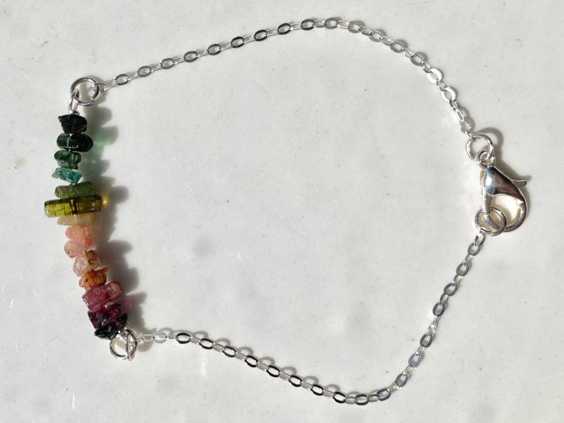 Ein Rohes Regenbogen Wassermelonen-Turmalin Armband in Sterling Silber. Oktober Geburtsstein Armband, Waage Oder Skorpion Geburtstagsgeschenk Für Sie Ein Rohes Regenbogen Wassermelonen-Turmalin Armband in Sterling Silber. Oktober Geburtsstein Armband, Waage Oder Skorpion Geburtstagsgeschenk Für Sie von InvokeJewels