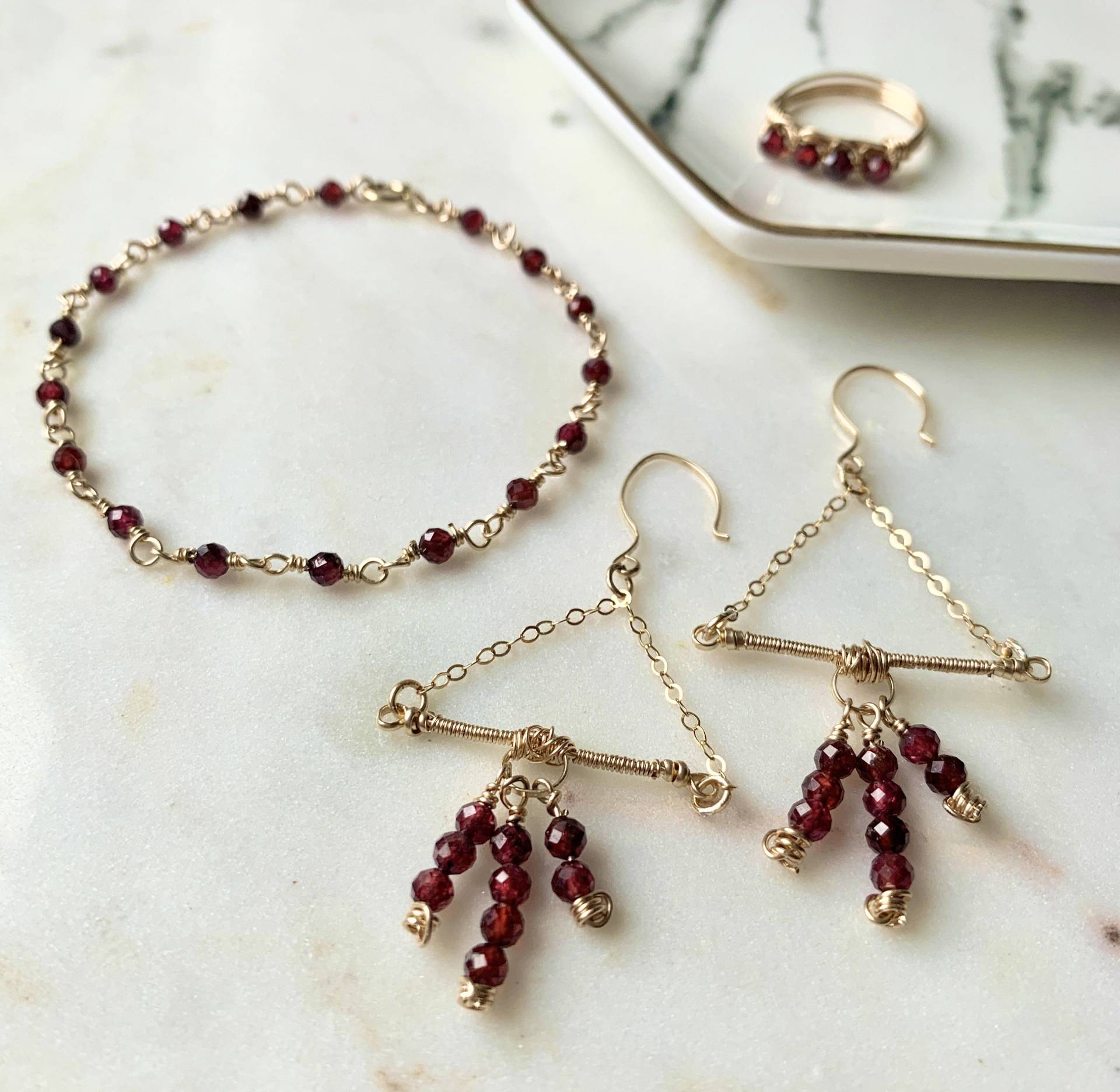 Handgemachte Dreieck Granat Ohrringe, Januar Birthstone Steinbock Geschenk, Handgemachter Edelstein Schmuck, Geburtstagsgeschenk Für Beste Freundin Handgemachte Dreieck Granat Ohrringe, Januar Birthstone Steinbock Geschenk, Handgemachter Edelstein Schmuck, Geburtstagsgeschenk Für Beste Freundin von InvokeJewels