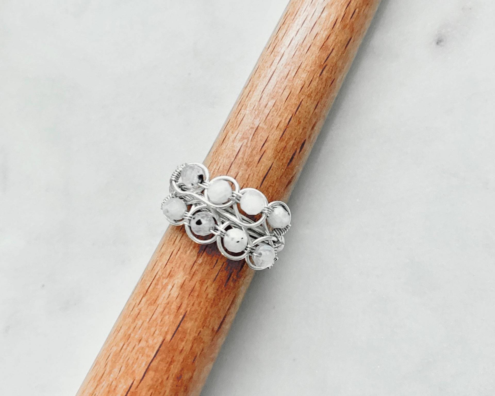 Handgemachter Regenbogen Mondstein Ring Mit Sterling Silber Draht, Juni Geburtsstein Geschenk Für Frau, Freundin, Tochter Oder Schwester Handgemachter Regenbogen Mondstein Ring Mit Sterling Silber Draht, Juni Geburtsstein Geschenk Für Frau, Freundin, Tochter Oder Schwester von InvokeJewels