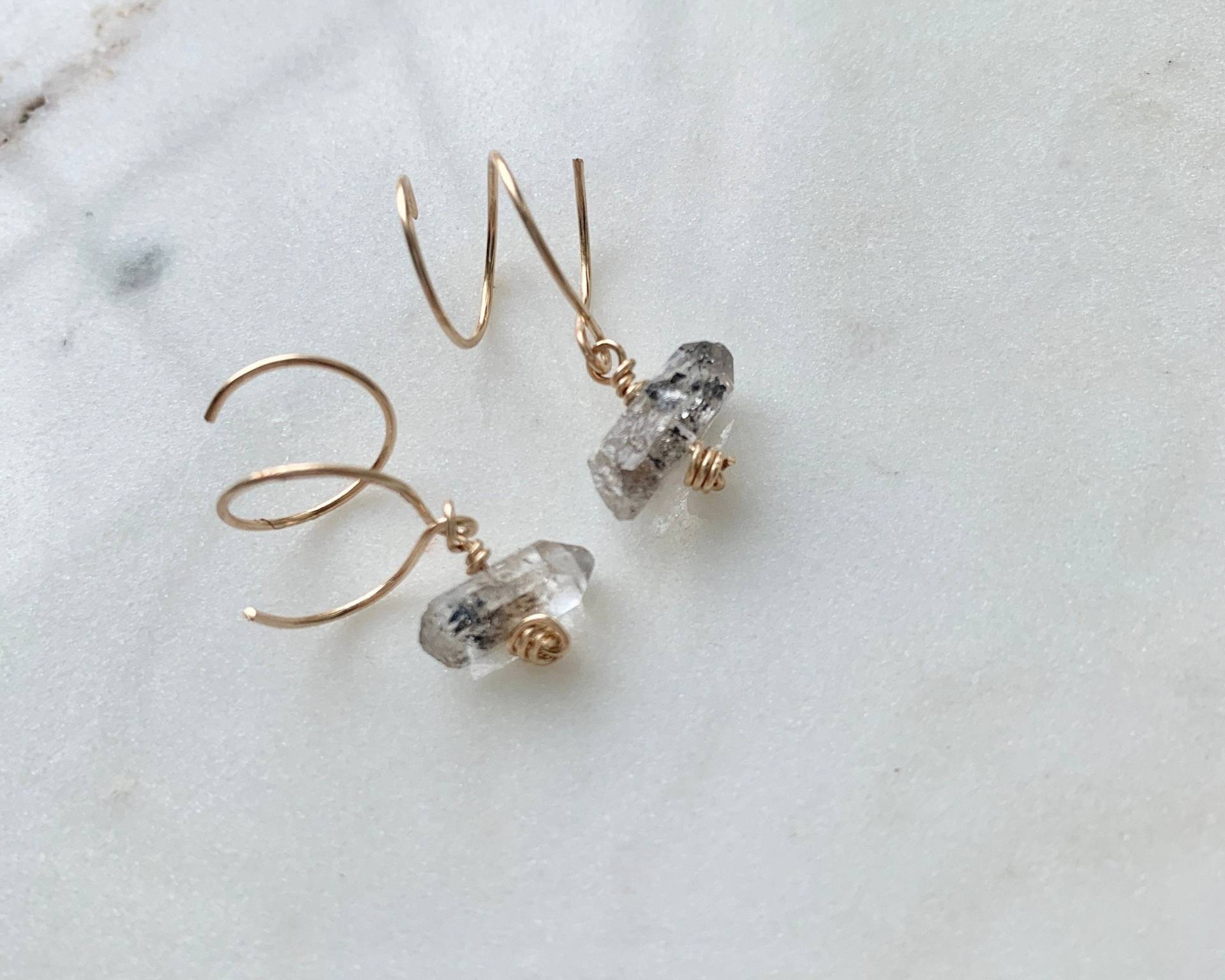 Herkimer Diamant Ohrringe, Rohquarz Gold Gefüllt Huggie Creolen, Twist Edelstein Charm Widder Kristall Schmuck Herkimer Diamant Ohrringe, Rohquarz Gold Gefüllt Huggie Creolen, Twist Edelstein Charm Widder Kristall Schmuck von InvokeJewels