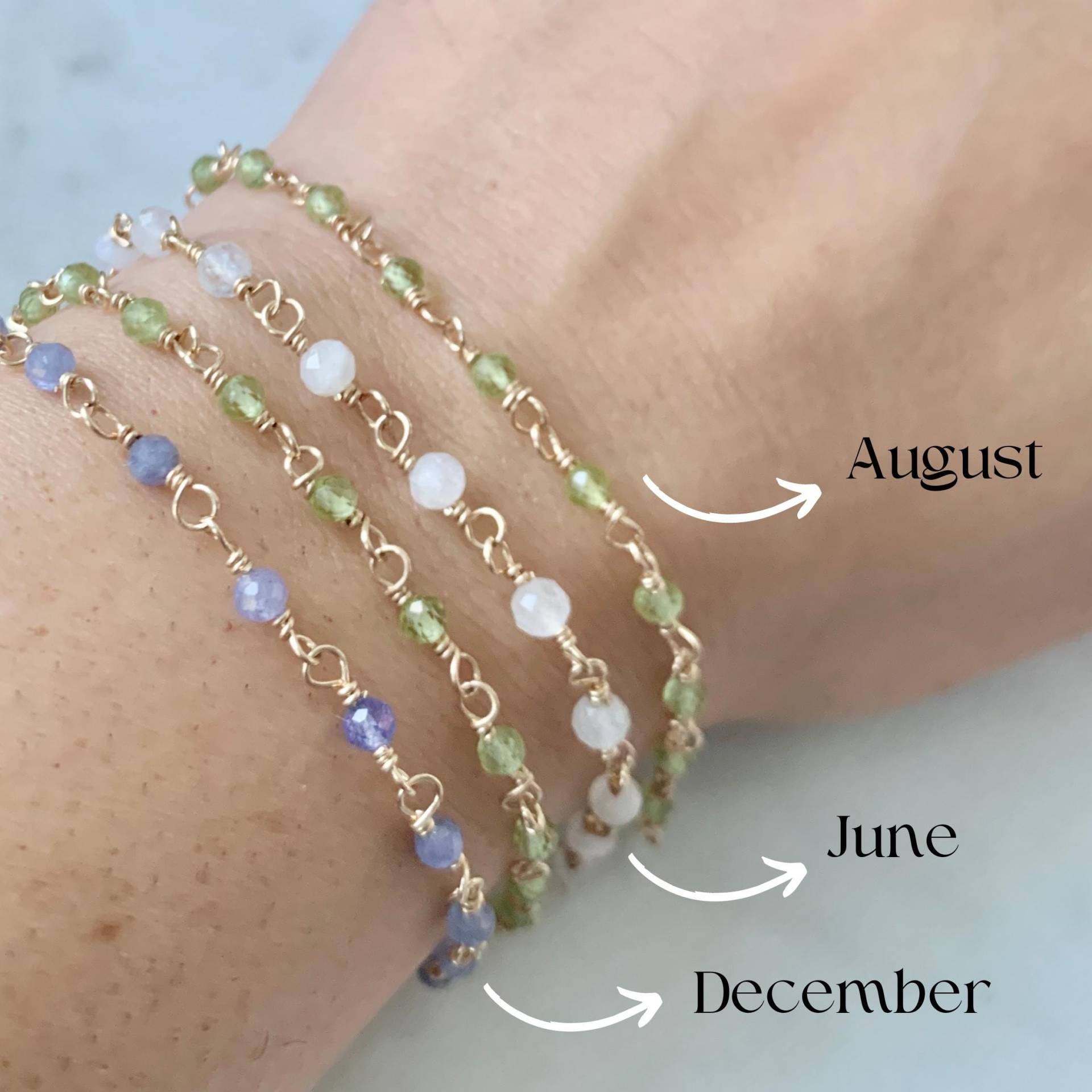 Zierliches 14K Gold Filled Geburtsstein-Armband, Personalisiertes Mama Armband, Individuelle Perlen Edelstein Peridot Aquamarin Herren Armband von InvokeJewels