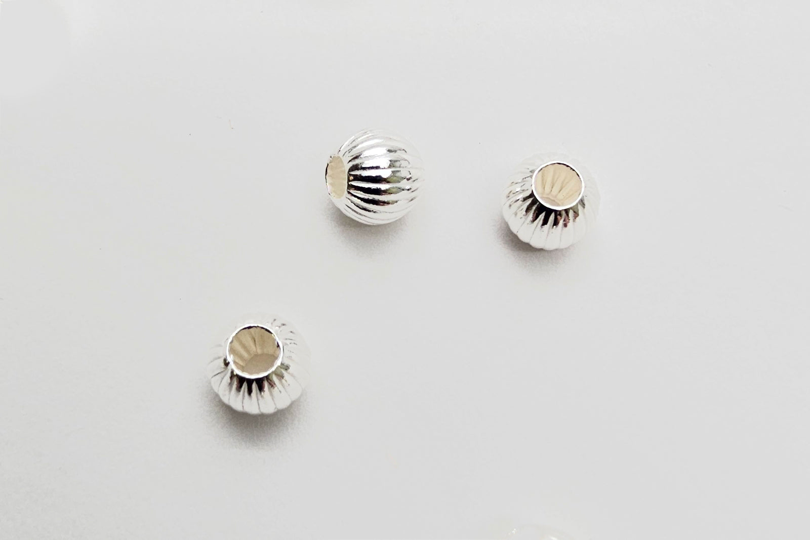 Perlen aus 925 Silber, Ø 6 mm, gewellt von Inwaria