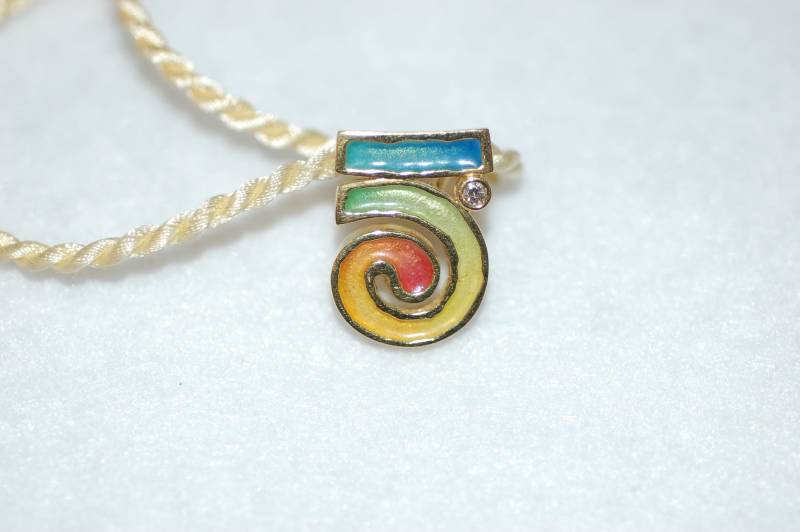 Abstraktes Dia Anhänger Aus Emaille Und Diamant von IoJewelers