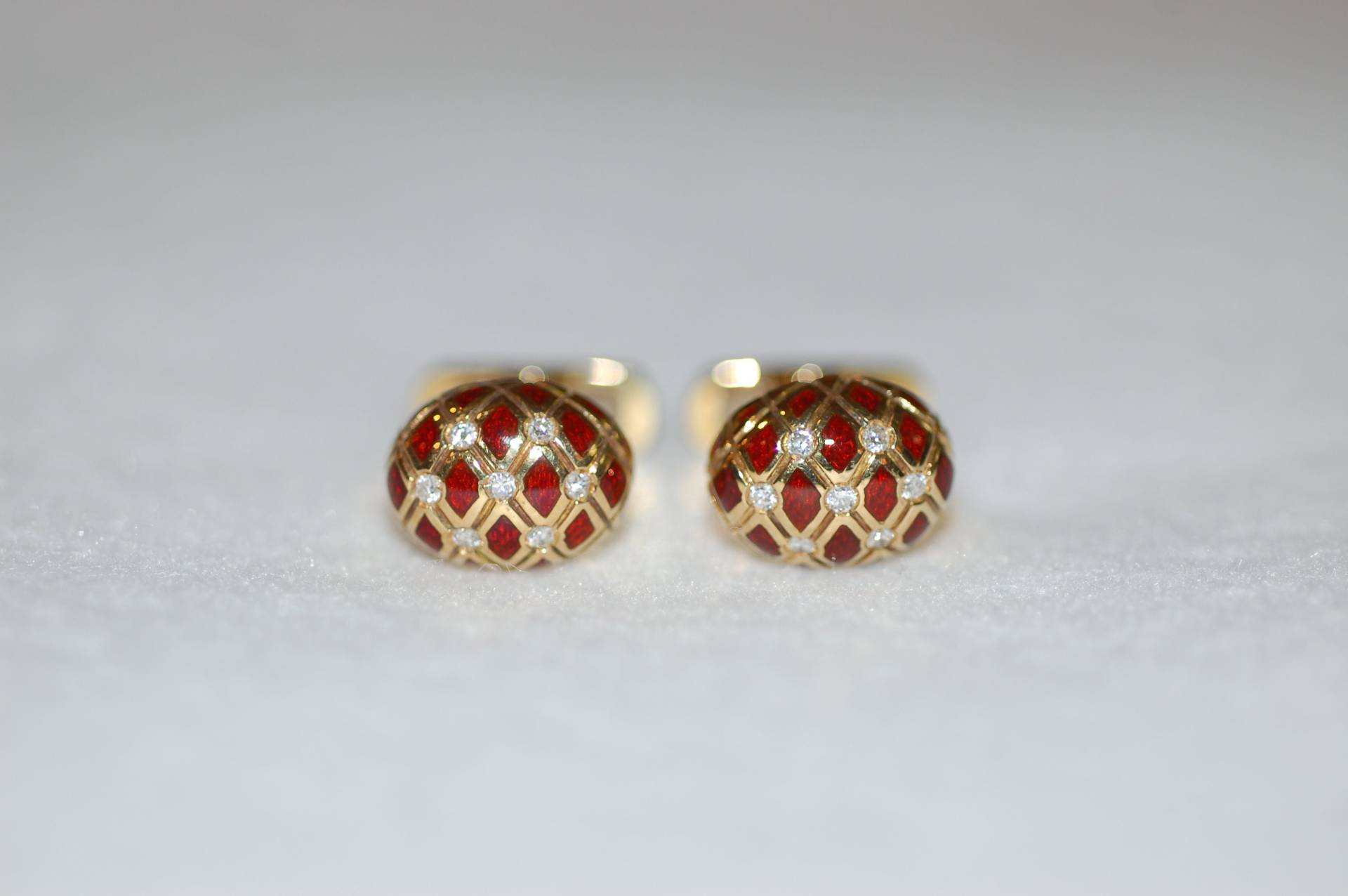 Diamant Und Rote Emaille Criss Cross Gold Manschettenknöpfe Diamant Und Rote Emaille Criss Cross Gold Manschettenknöpfe von IoJewelers