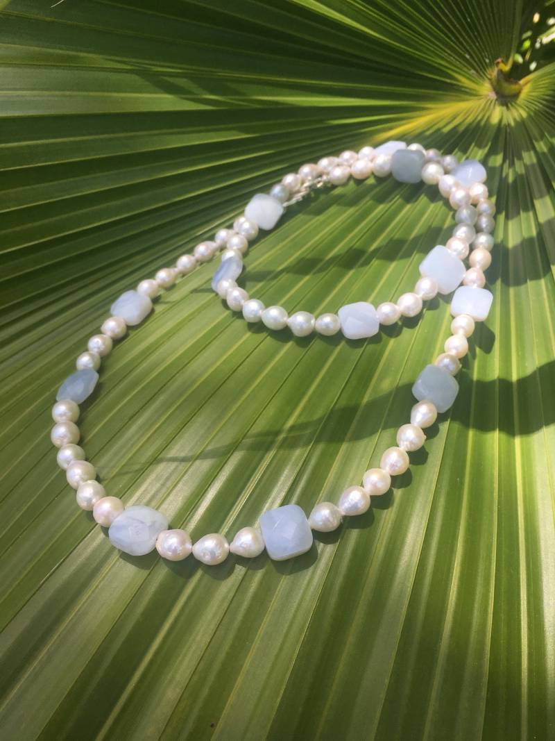 Gepolsterte Chalcedon Perlenkette Gepolsterte Chalcedon Perlenkette von IoJewelers