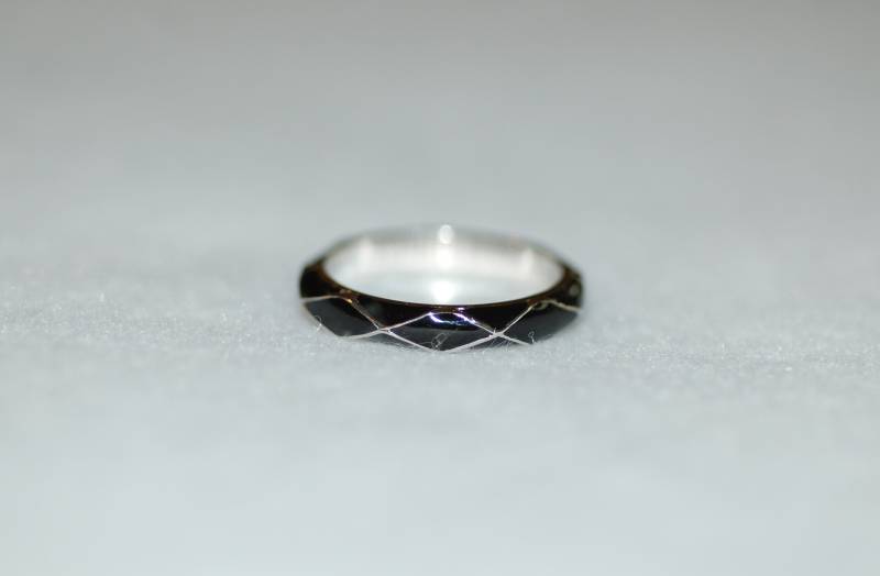 Hidalgo Schwarzer Emaille Harlekin Bandring von IoJewelers