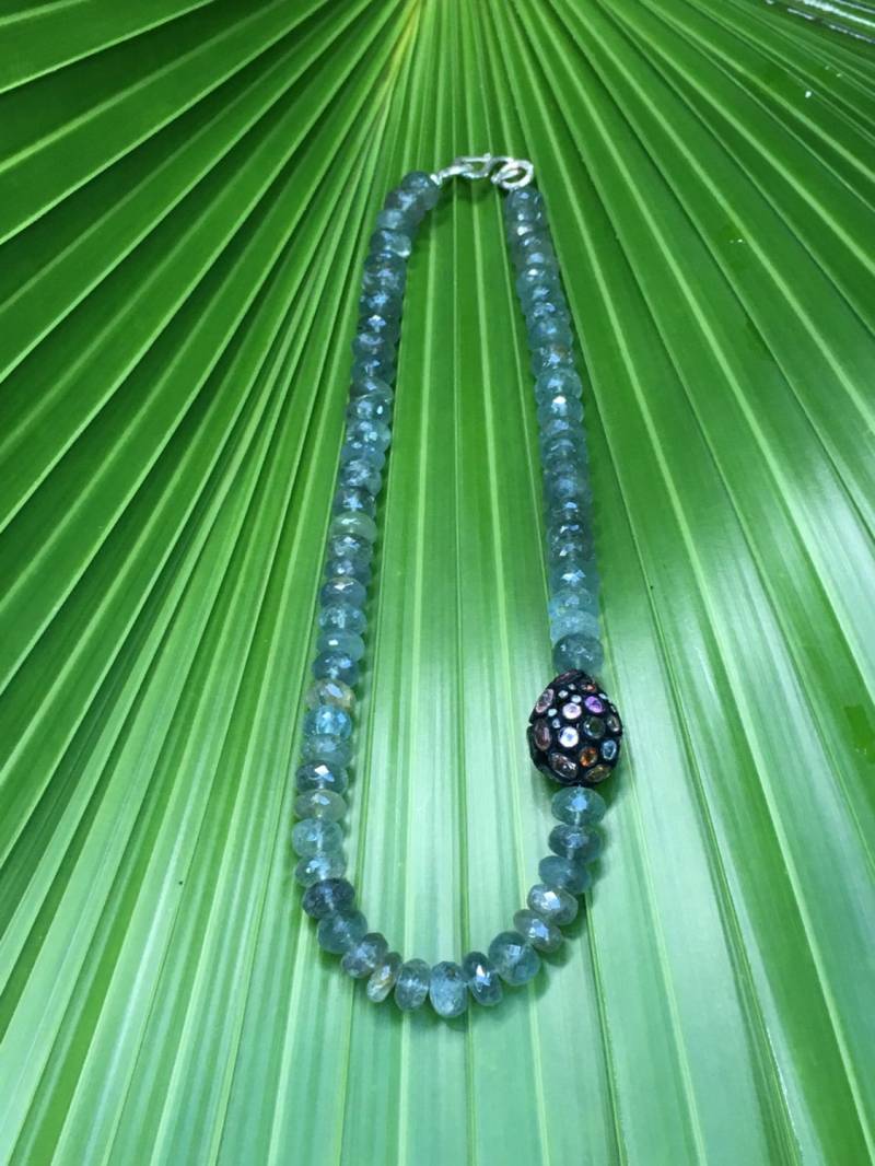 Konfetti Turmalin Diamant Tropfen Mit Moos Aquamarin Collier von IoJewelers