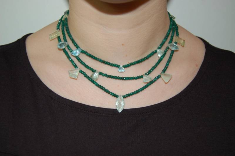 Smaragd Und Aquamarin Schild Halskette von IoJewelers