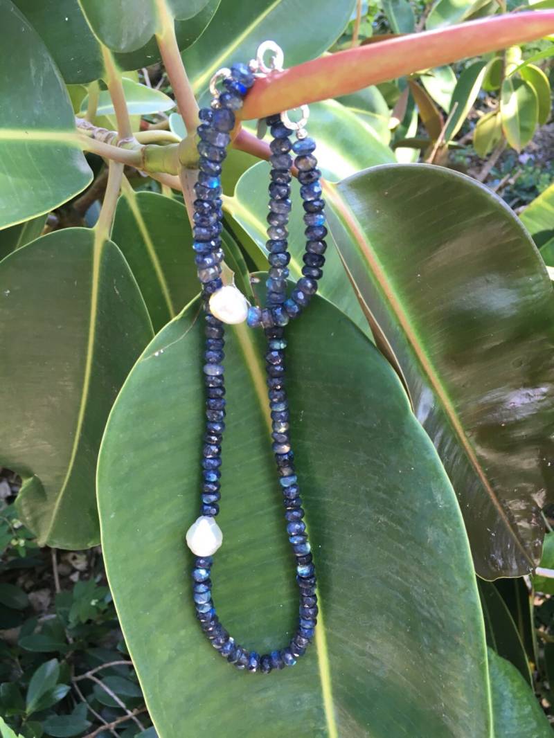 Südsee Perle Und Blauer Labradorit Duo von IoJewelers