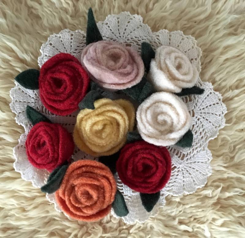 Filz Rose Haarspangen Filz Rose Haarspangen von IonaSkyeDolls