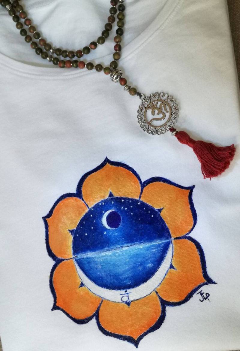 T-Shirt Yoga Malerei Kunst Chakra Swadhisthana Handgemalt T-Shirt Yoga Malerei Kunst Chakra Swadhisthana Handgemalt von Iovivoora