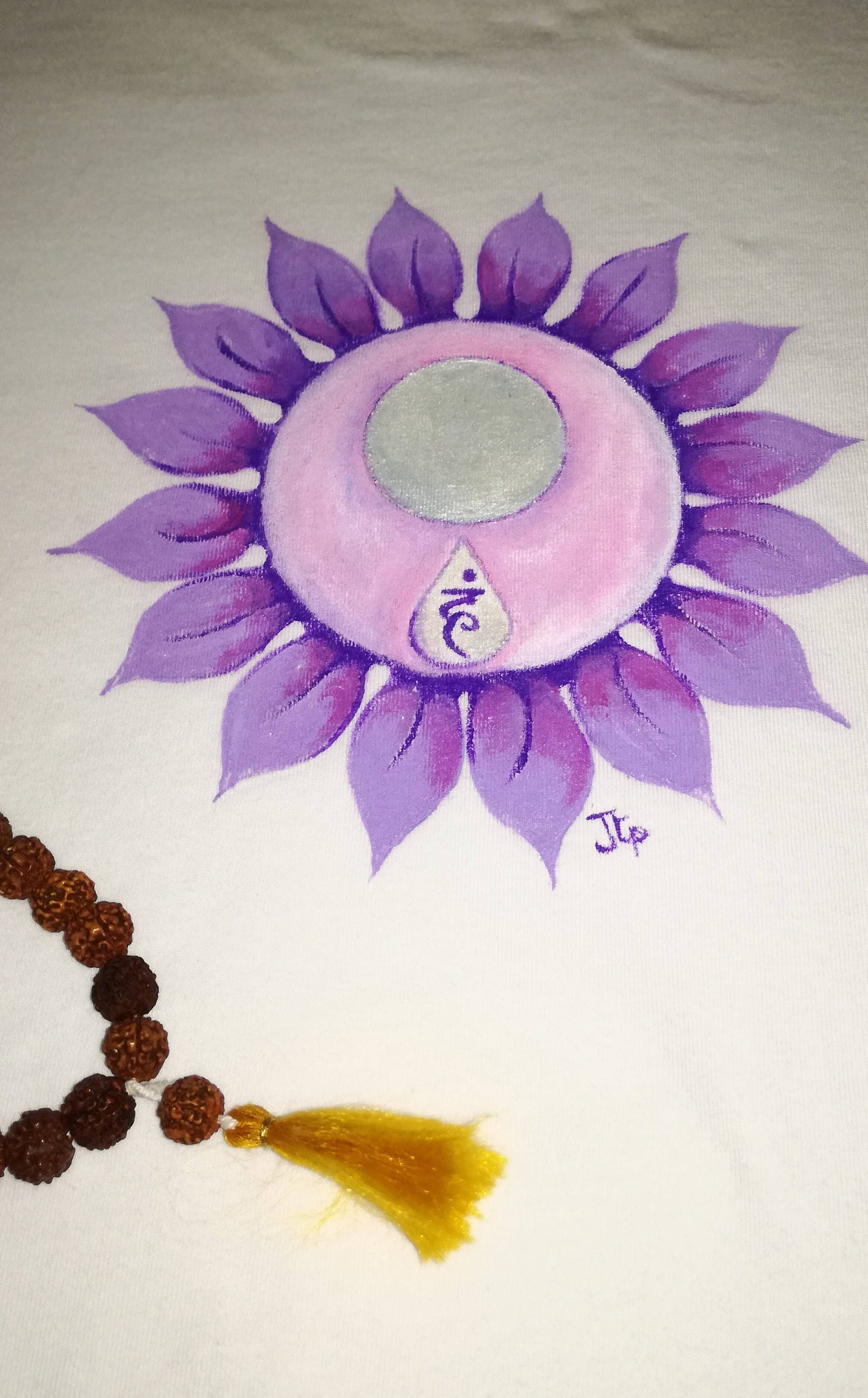 Yoga-T-Shirt Mit Dem Symbol Des Vishuddhi-Chakras Und Bija-Mantras Ham Yoga-T-Shirt Mit Dem Symbol Des Vishuddhi-Chakras Und Bija-Mantras Ham von Iovivoora