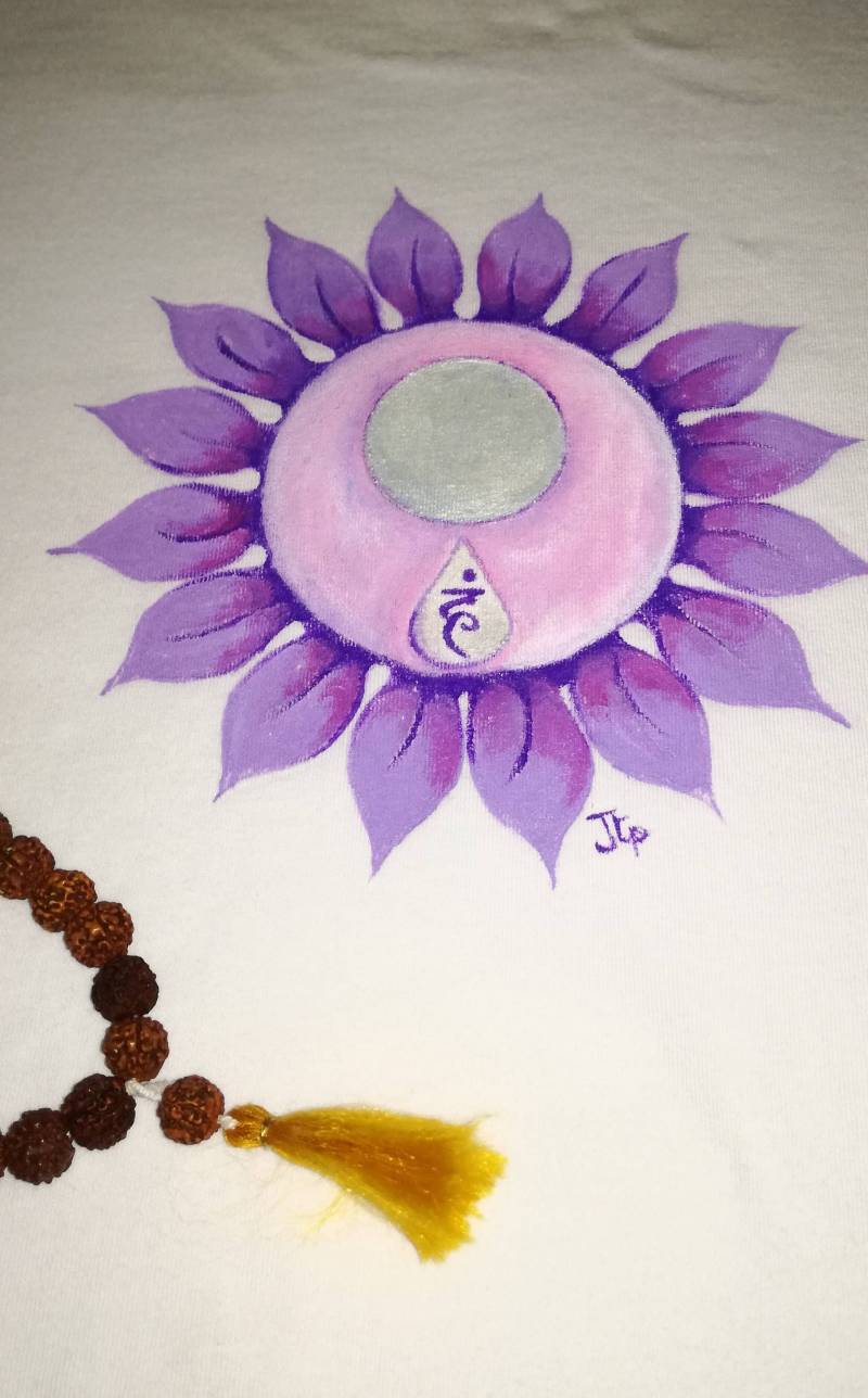 Yoga-T-Shirt Mit Dem Symbol Des Vishuddhi-Chakras Und Bija-Mantras Ham Yoga-T-Shirt Mit Dem Symbol Des Vishuddhi-Chakras Und Bija-Mantras Ham von Iovivoora
