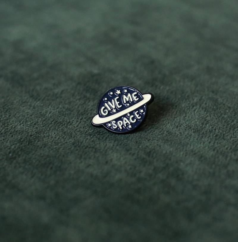 Pin Give Me Space L Brosche Accessoire von IraBeiNachtundNebel