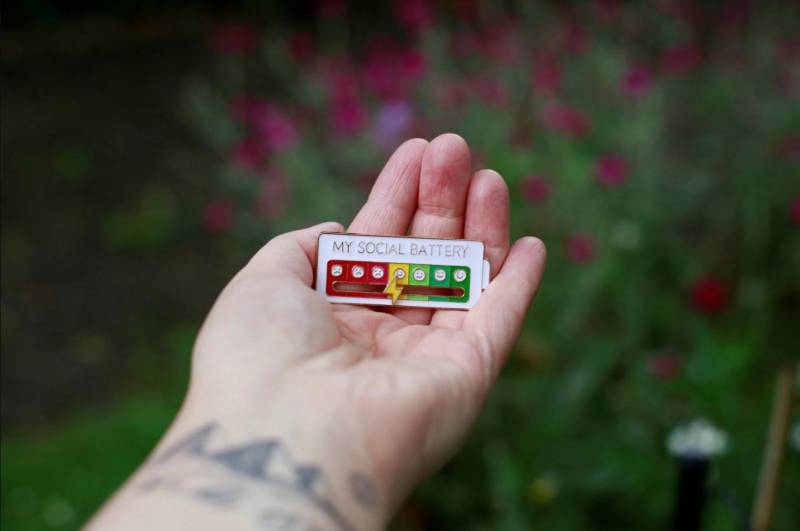 Pin My Social Battery Schwarz Oder Weiß I Anstecknadel Brosche Introvertiert Spektrum Neurodivers Adhs Mental Health Stimmung von IraBeiNachtundNebel
