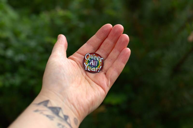 Pin Queer All Year L Brosche Accessoire Pride Csd Anstecknadel Regenbogen Rund von IraBeiNachtundNebel