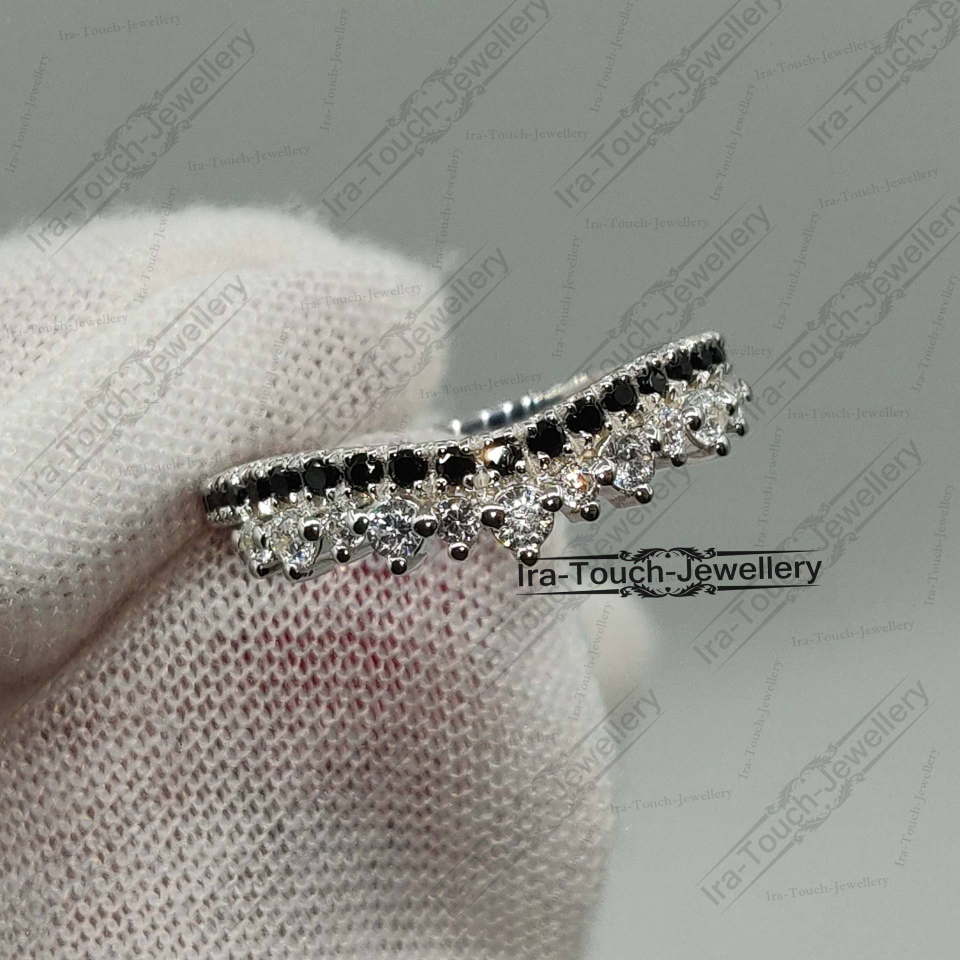 Rund Geschliffene Kronen Form Band, Geschwungenes Ehering, 14K Weiß Vergoldet Cz Diamant Chevron Band, Sterling Silber Stapelring Für Frauen von IraTouchJewellery