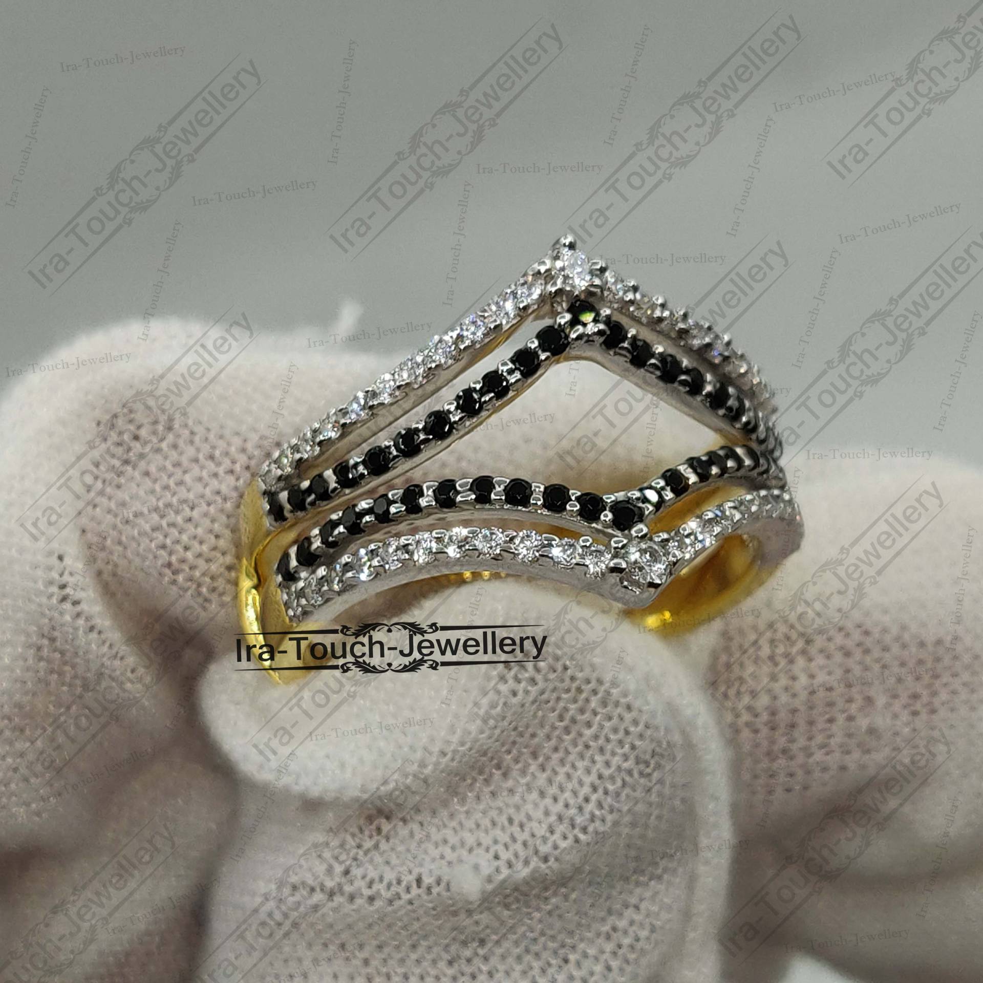 Zweifarbiges Gold-Over-Guard-Band, Verlobungsring-Verlobungsring, Solitär-Verstärker, Frauen-Enhancer-Ring, Schwarzer Diamant-Band-Enhancer von IraTouchJewellery