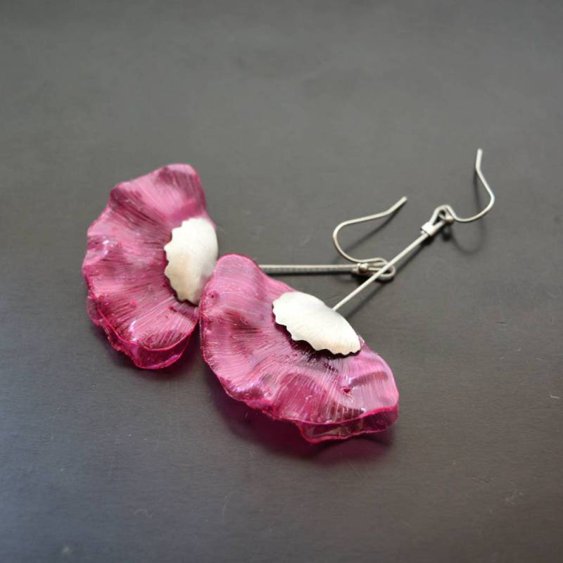 Eco Freundliche Lange Pet-Flaschen Ohrringe Rosa Mohnblume von IMHjewellery