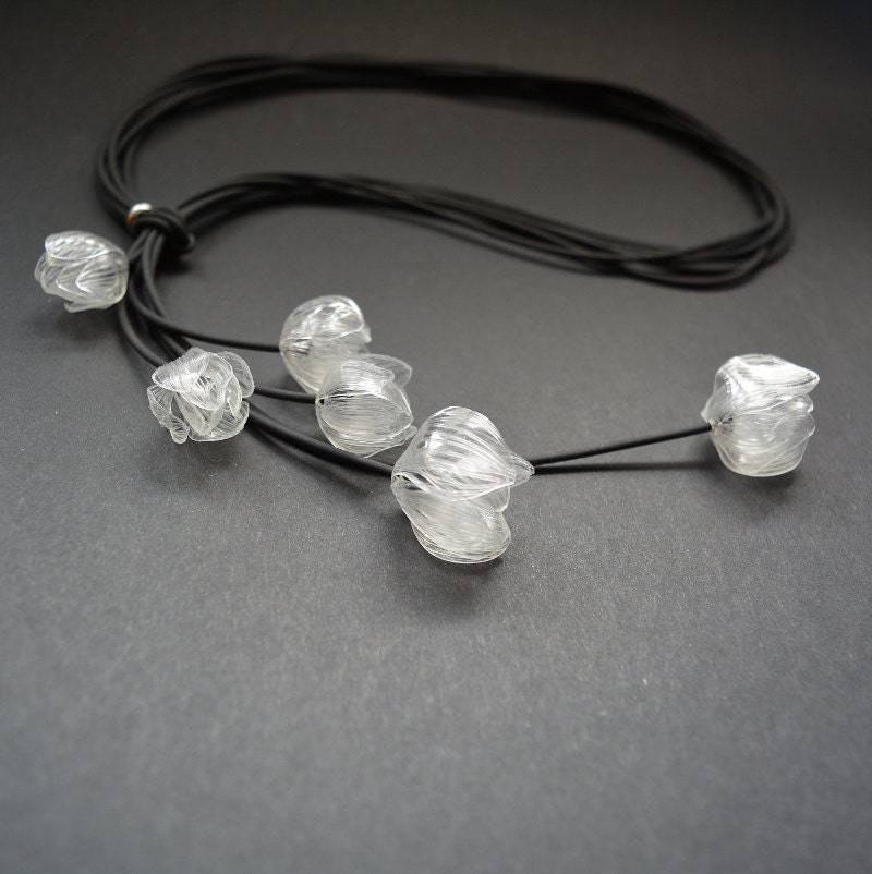 Recycled Pet Blumen-Halskette Edelstahl-Akzent Recycled Pet Blumen-Halskette Edelstahl-Akzent von IMHjewellery