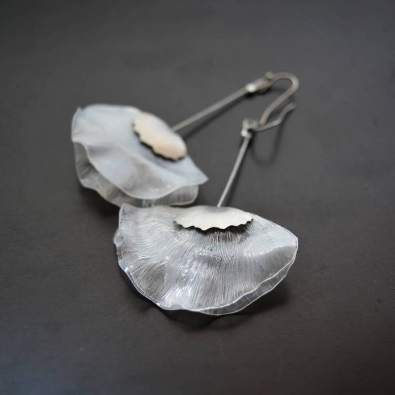 Umweltfreundliche Lange Pet-Flaschenohrringe Weißer Mohn von IMHjewellery