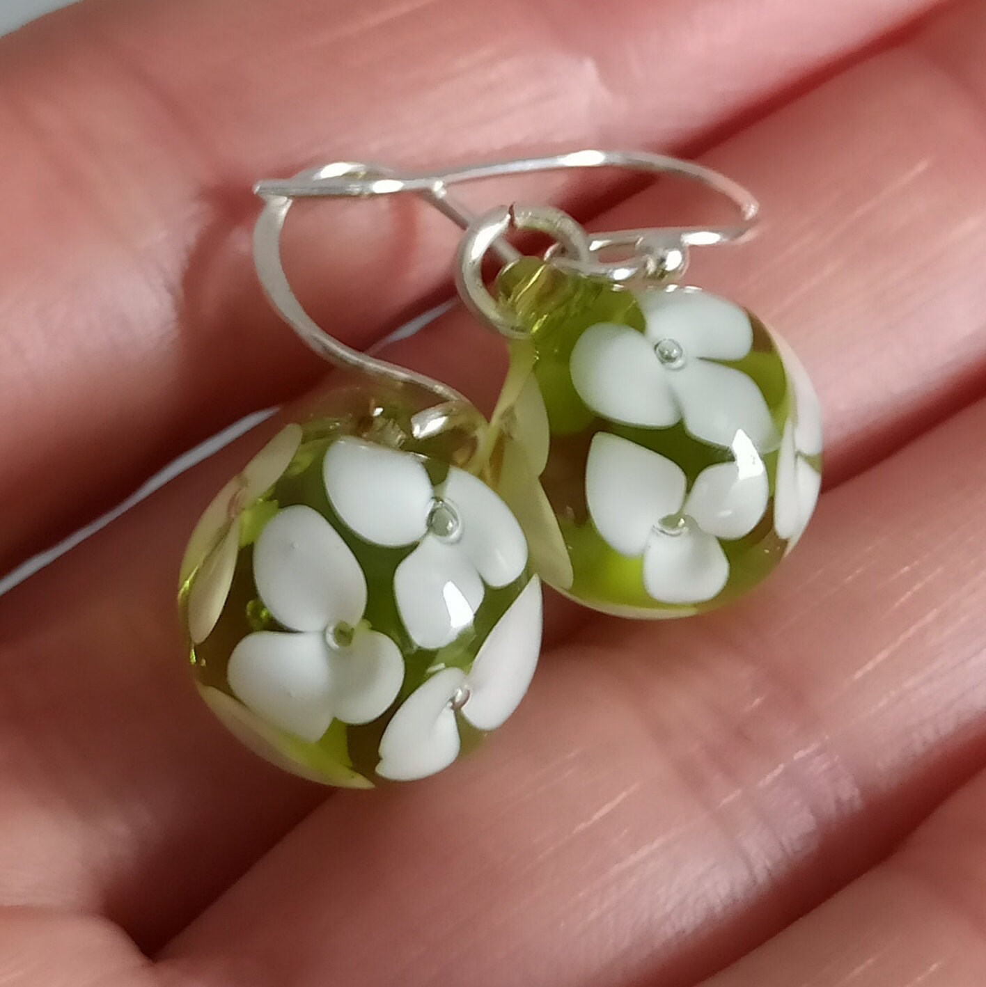 Handgemachte Muranoglas Ball Form Ohrringe Transparent Grün Mit Weißen Blumen Im Inneren Handgemachte Muranoglas Ball Form Ohrringe Transparent Grün Mit Weißen Blumen Im Inneren von IrenaMuranoCrafts