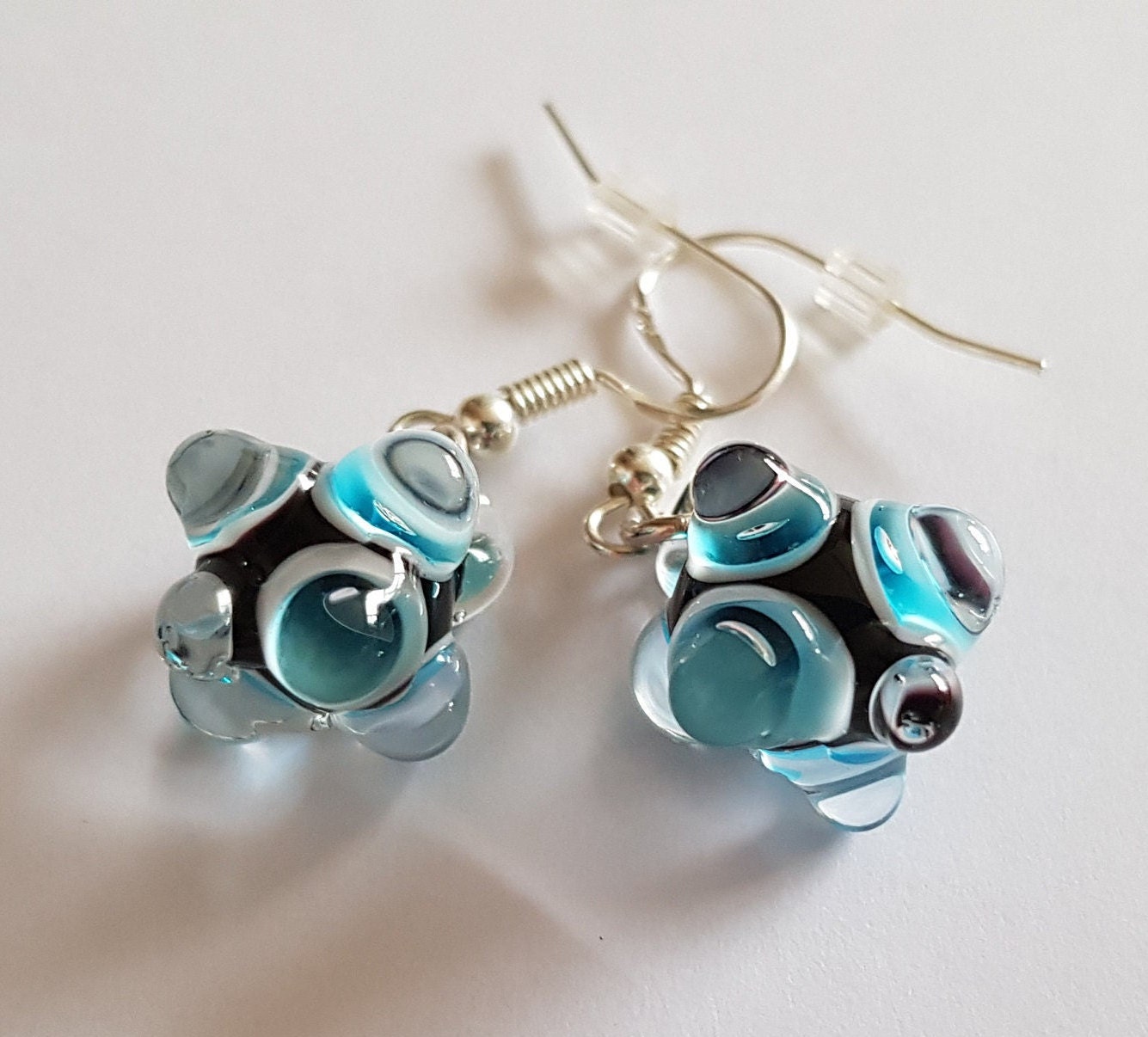 Murano Glas Ohrringe Aqua Blau Weiß Und Schwarz Handmade Schmuck Sterling Silber Haken Murano Glas Ohrringe Aqua Blau Weiß Und Schwarz Handmade Schmuck Sterling Silber Haken von IrenaMuranoCrafts
