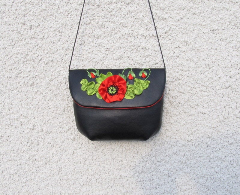 Kleine Kunstledertasche, Bestickte Kleine Handtasche, Bändchen Clutch, Schwarze Tasche Mit Roter Mohnstickerei, Sommerliche Blumentasche von IriSribbon