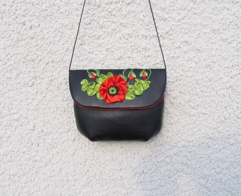 Kleine Kunstledertasche, Bestickte Kleine Handtasche, Bändchen Clutch, Schwarze Tasche Mit Roter Mohnstickerei, Sommerliche Blumentasche von IriSribbon
