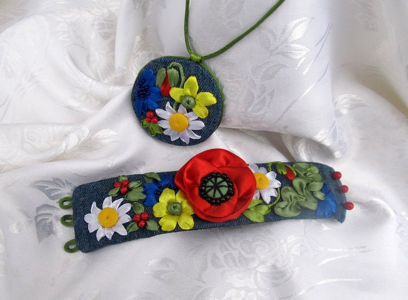 Set Aus Einem Armband Und Anhänger. Denim Besticktes Armband/Anhänger-Set. Band Bestickt Denim, Sommer Blumen Stickerei Armband/Anhänger Set Aus Einem Armband Und Anhänger. Denim Besticktes Armband/Anhänger-Set. Band Bestickt Denim, Sommer Blumen Stickerei Armband/Anhänger von IriSribbon