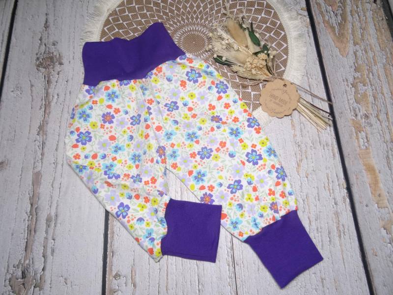 Pumphose Oder Shorts | Kurze Pumphose Diverse Farben Gr 50-158 "Blumchen" Weiß-Lila Pumphose Oder Shorts | Kurze Pumphose Diverse Farben Gr 50-158 "Blumchen" Weiß-Lila von IriannaShop