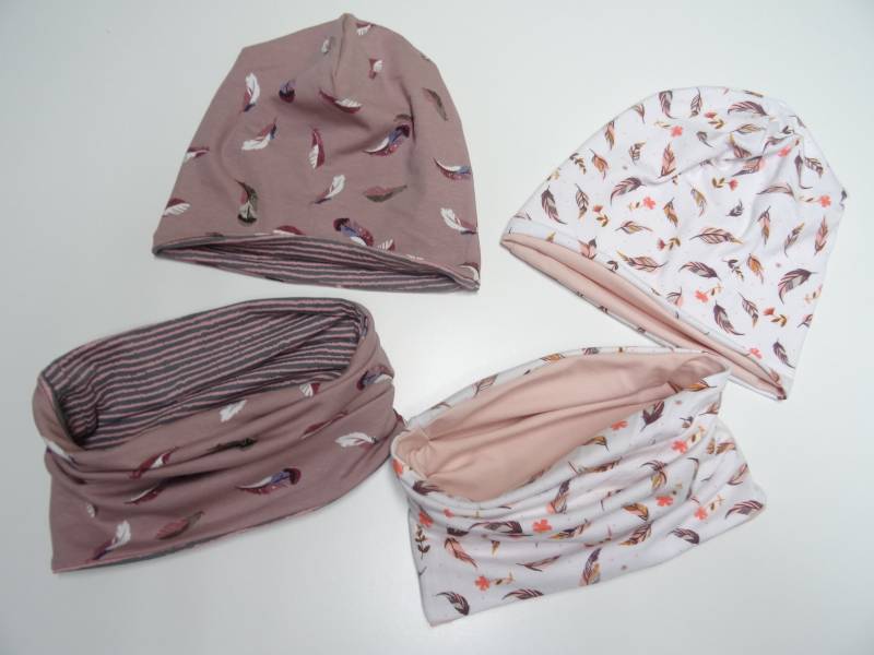 Wendebeanie Mütze Loop Set Wunschgröße "Federn" Rosa, Weiß von IriannaShop