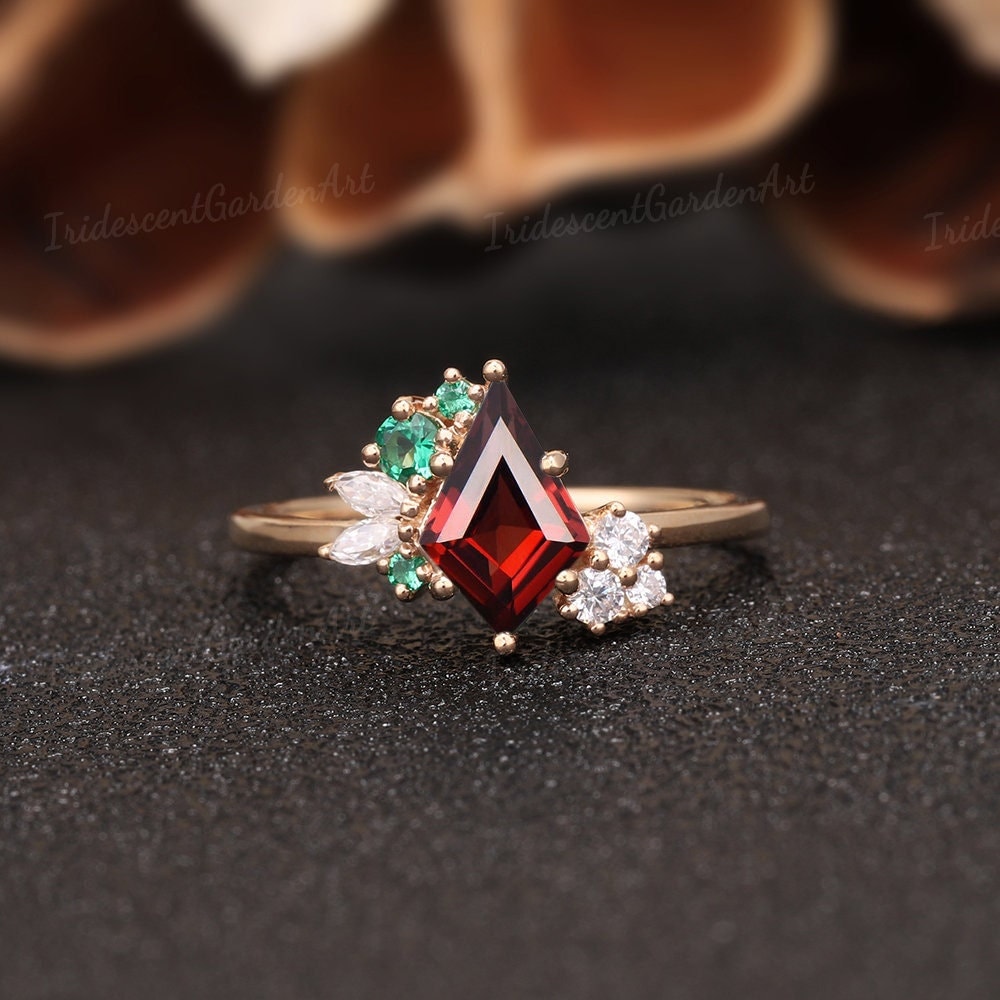 Einzigartige Kite Granat Verlobungsringe Art Deco Roter Edelstein Ehering Grüner Smaragd Cluster Blumen Moissanite Ring Geschenk Frauen von IridescentGardenArt