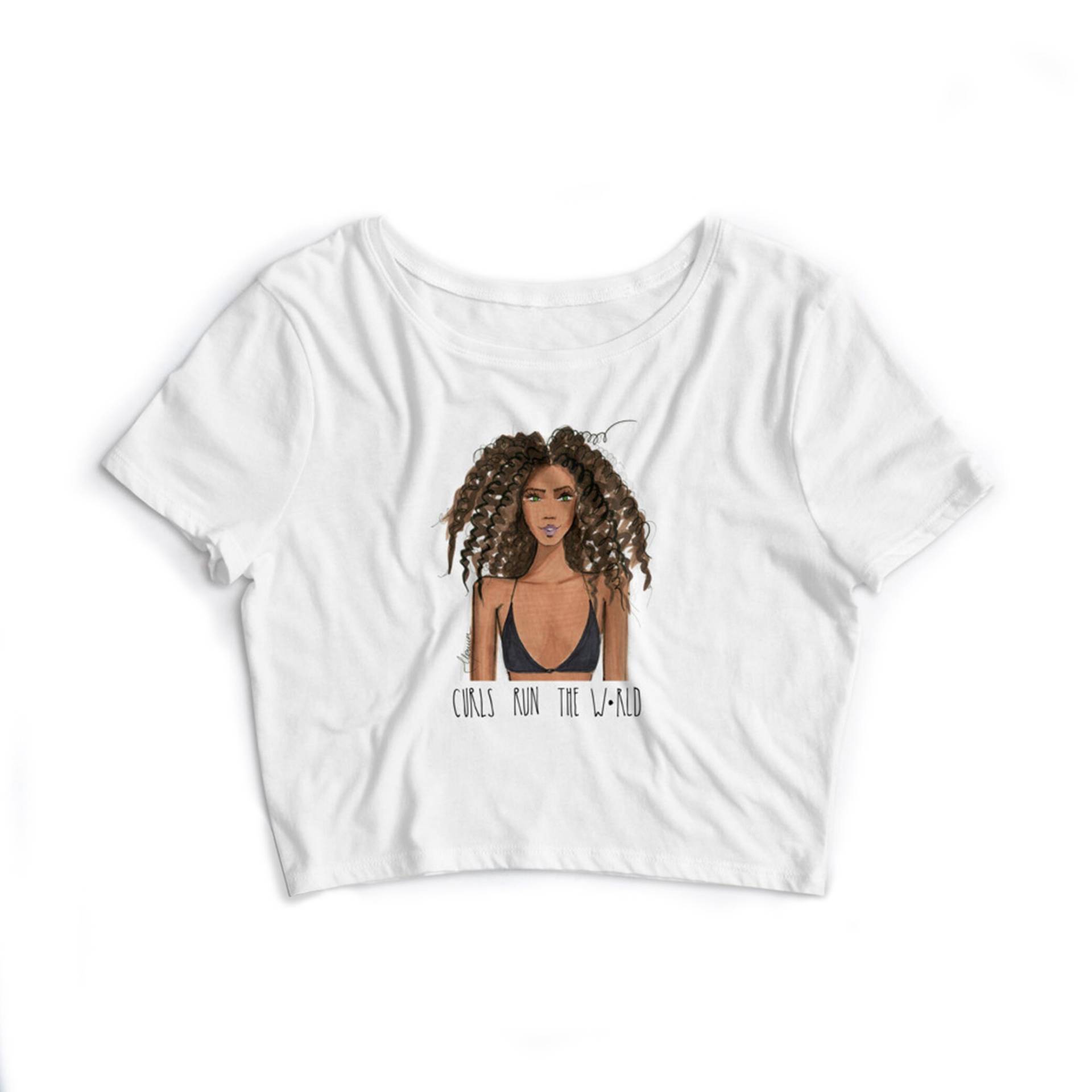 Crop Top Curls Run The World | Weißes Bedrucktes von IrinaMayDESIGN