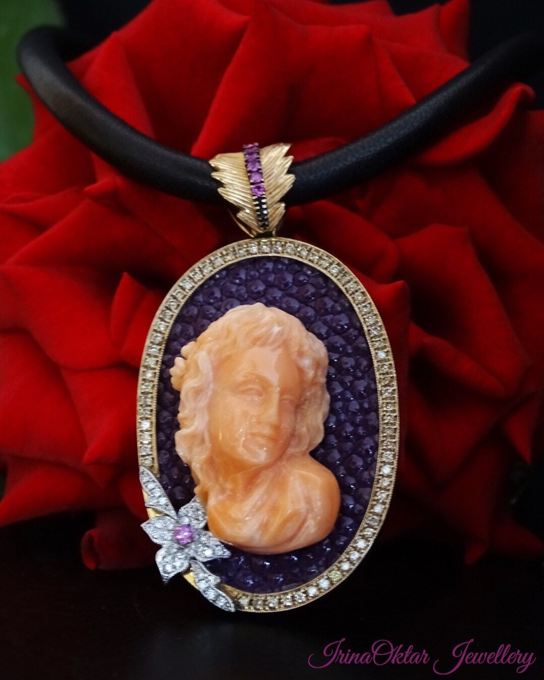 Engelshaut Korallen Cameo 14K Gold Anhänger Mit Diamanten Und Rubine .rochenleder Hintergrund Engelshaut Korallen Cameo 14K Gold Anhänger Mit Diamanten Und Rubine .rochenleder Hintergrund von IrinaOktarJewellery